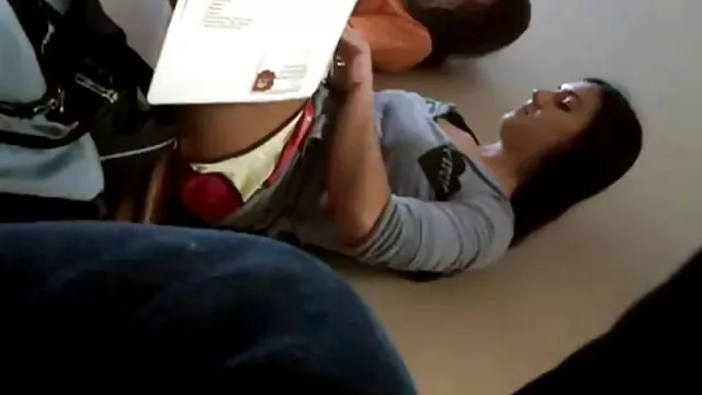 Tittyfucking MILF petárdas disfruta jugando con una polla