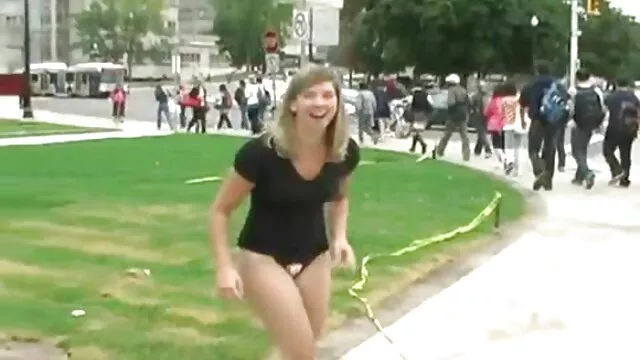 Rubia puta jugando su inciesto agujero