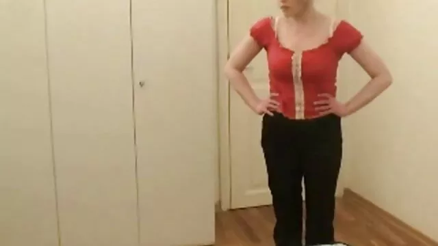 Linda sueca se masturba porno cubano con pink dildot